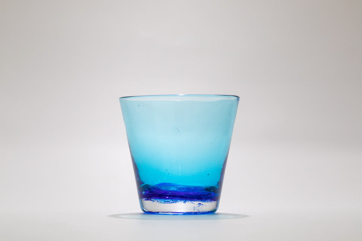 琥珀色ガラスカップ 青色持ち手付き　吹きガラス　ボタン模様　中古 安土草多 吹きガラス ペンダントライト 球 青透き被せ az-l04z1