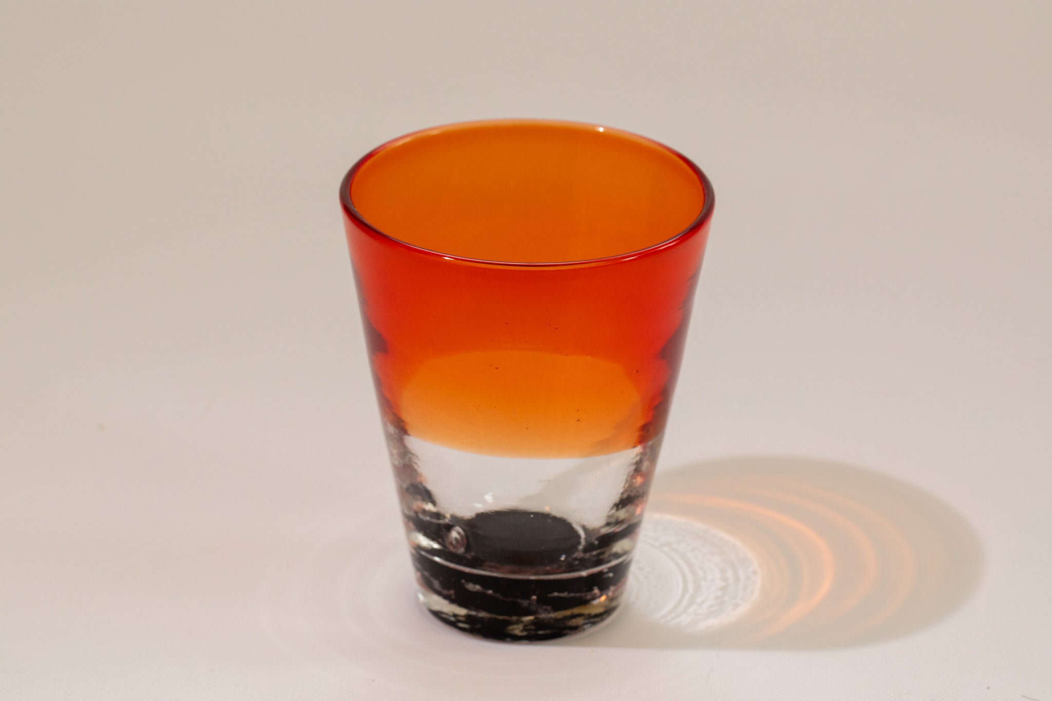 琉球ガラスの海風 残波の夕日グラス 赤黒 オンラインストア 人気